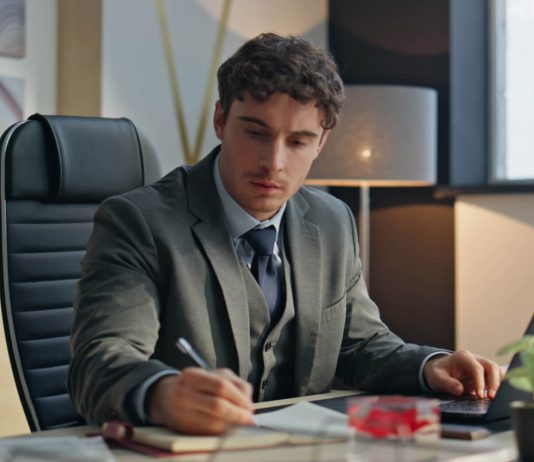 Project Director Roles and Responsibilities: A Comprehensive Guide Project Director Roles and Responsibilities: A Comprehensive Guide